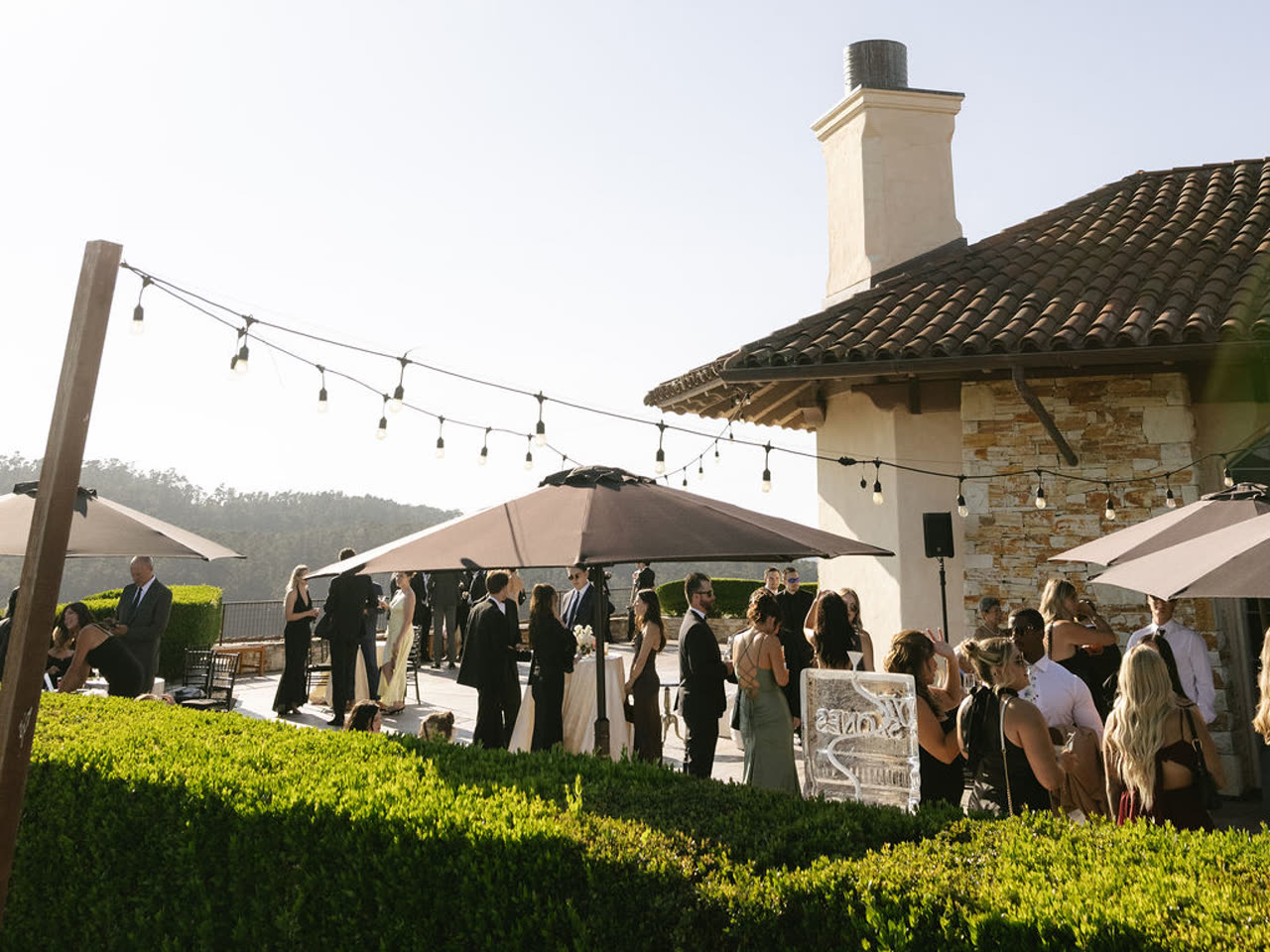 A hilltop cocktail hour flowing smoothly under market lights